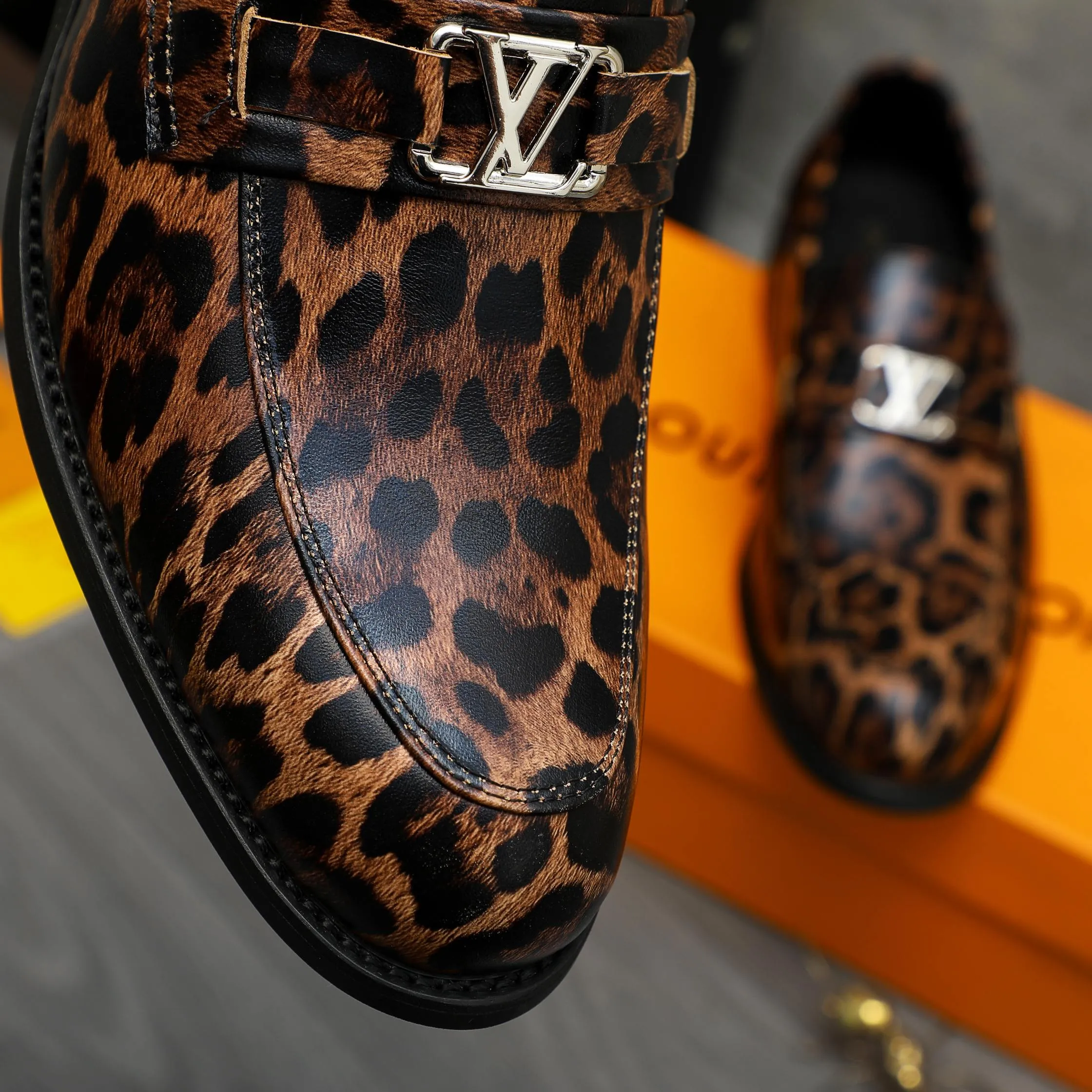 Men's shoes 💰p460 Product trademark: LV "Louis Vuitton" business slip-on leather shoes. Regular size: 39-45 (45 is custom-made and non-returnable) Product materials: Selected leopard print cowhide upper, cowhide lining, original rubber outsole